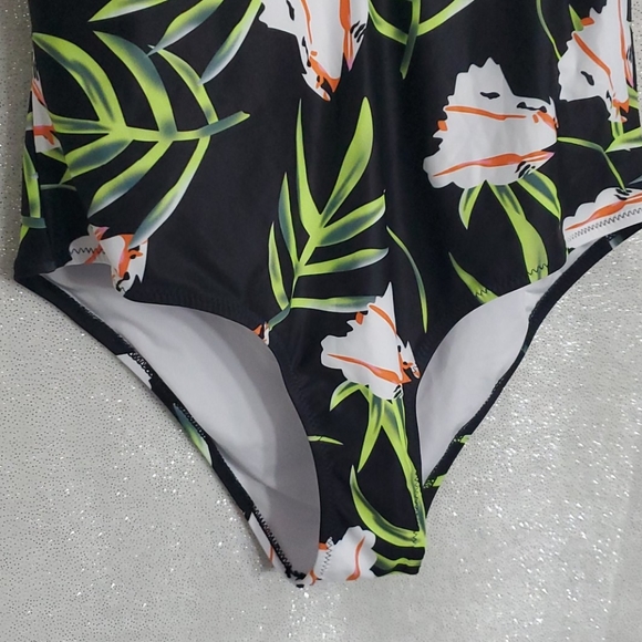 #62 Womens Floral One Piece Swimsuit NWOT - Picture 2 of 7